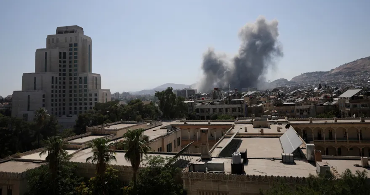 تقرير شامل : إسرائيل تشن غارات جوية عنيفة على دمشق وتتعهد بحماية الدروز .. وواشنطن تدعو سوريا لسحب قواتها